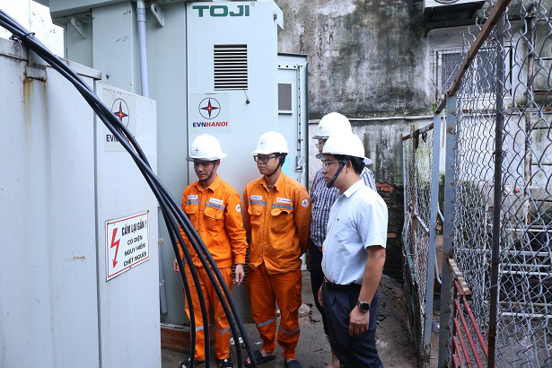 Điện lực Hà Đông nhanh chóng khôi phục cấp điện an toàn sau bão số 3
