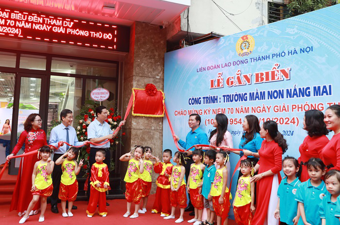 Quận Hoàn Kiếm: Gắn biển công trình kỷ niệm 70 năm Ngày Giải phóng Thủ đô Trường Mầm non Nắng Mai