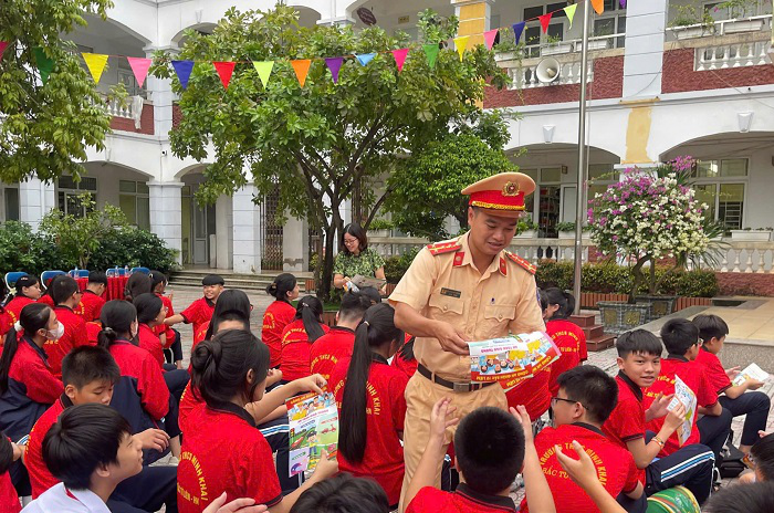 Tuyên truyền an toàn giao thông cho học sinh và giáo viên trên địa bàn quận Bắc Từ Liêm