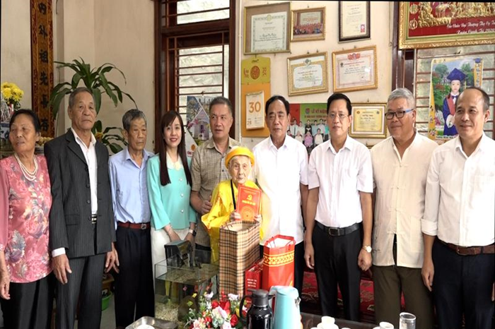 Lãnh đạo huyện Mỹ Đức thăm, tặng quà Bà mẹ Việt Nam anh hùng, thân nhân liệt sĩ trực tiếp tham gia giải phóng Thủ đô