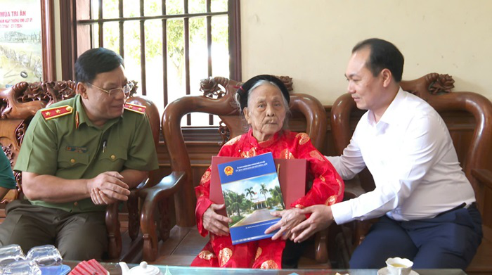 Giám đốc Công an Thành phố thăm hỏi, tri ân người có công tại huyện Đông Anh