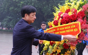 Lãnh đạo thành phố Hà Nội dâng hoa kỷ niệm 108 năm Cách mạng Tháng Mười Nga