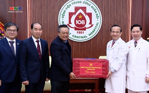 Chủ tịch UBND Thành phố Trần Sỹ Thanh thăm, chúc mừng Bệnh viện Trung ương Quân đội 108