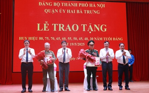 Quận Hai Bà Trưng trao Huy hiệu Đảng đợt 19/5