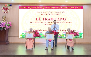 Quận Cầu Giấy trao tặng Huy hiệu Đảng dịp 19/5