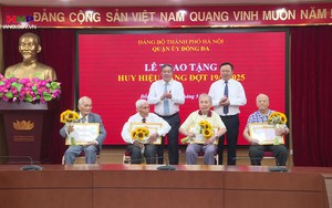 Quận Đống Đa trao Huy hiệu Đảng đợt 19/5