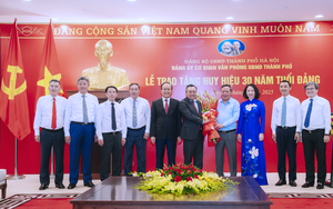 Chủ tịch UBND thành phố Hà Nội Trần Sỹ Thanh nhận Huy hiệu 30 năm tuổi Đảng