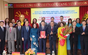 Lãnh đạo thành phố Hà Nội trao quyết định tại một số phường sau sắp xếp