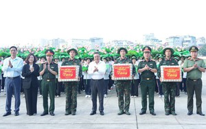 Chủ tịch UBND Thành phố Trần Sỹ Thanh thăm, động viên khối tham gia diễu binh, diễu hành