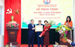 Chủ tịch UBND Thành phố Vũ Đại Thắng trao Huy hiệu Đảng tại phường Giảng Võ