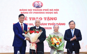 Chủ tịch UBND TP. Hà Nội trao Huy hiệu Đảng tại phường Ngọc Hà
