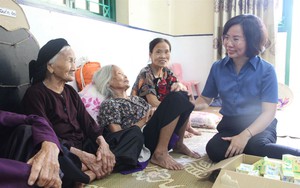 Hà Nội tặng quà Tết cho các hộ cận nghèo, hộ có hoàn cảnh khó khăn