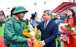 Chủ tịch UBND TP Hà Nội Vũ Đại Thắng động viên tân binh lên đường nhập ngũ