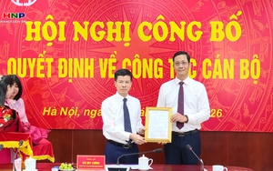 Trao quyết định cho Giám đốc Sở Nông nghiệp và Môi trường Hà Nội