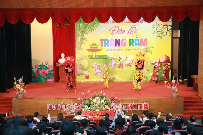 “Đêm hội trăng rằm” phường Hoàng Liệt: Mang Trung thu đến nhiều trẻ em hoàn cảnh khó khăn- Ảnh 8.
