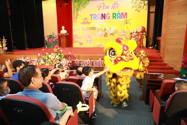 “Đêm hội trăng rằm” phường Hoàng Liệt: Mang Trung thu đến nhiều trẻ em hoàn cảnh khó khăn- Ảnh 7.