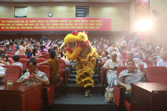 “Đêm hội trăng rằm” phường Hoàng Liệt: Mang Trung thu đến nhiều trẻ em hoàn cảnh khó khăn- Ảnh 4.