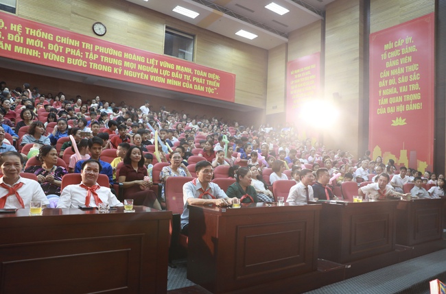 “Đêm hội trăng rằm” phường Hoàng Liệt: Mang Trung thu đến nhiều trẻ em hoàn cảnh khó khăn- Ảnh 1.