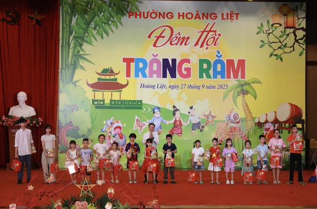 “Đêm hội trăng rằm” phường Hoàng Liệt: Mang Trung thu đến nhiều trẻ em hoàn cảnh khó khăn- Ảnh 3.