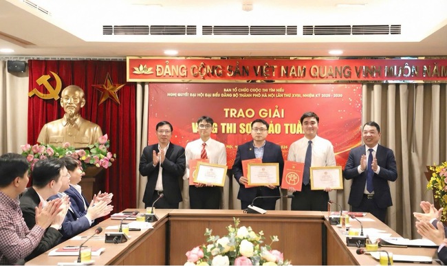 Trao giải Tuần 1 Cuộc thi tìm hiểu Nghị quyết Đại hội Đảng bộ Thành phố lần thứ XVIII- Ảnh 2.