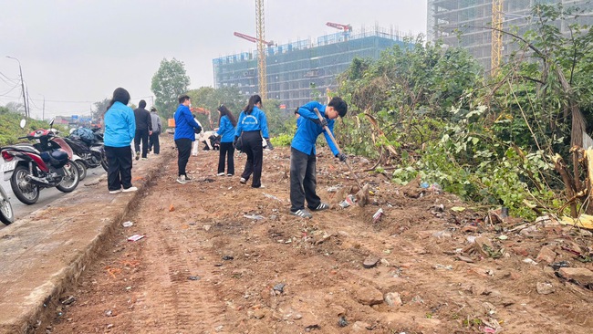 Phường Lĩnh Nam vệ sinh môi trường các khu vực đất công và điểm tồn rác- Ảnh 3.