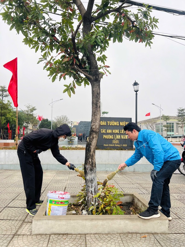 Phường Lĩnh Nam vệ sinh môi trường các khu vực đất công và điểm tồn rác- Ảnh 4.