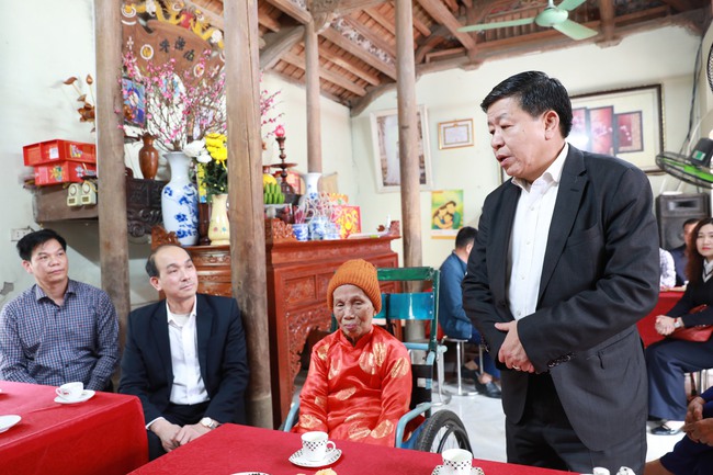 Phó Chủ tịch Thường trực UBND Thành phố Dương Đức Tuấn thăm, chúc Tết người có công xã Quảng Bị- Ảnh 1.