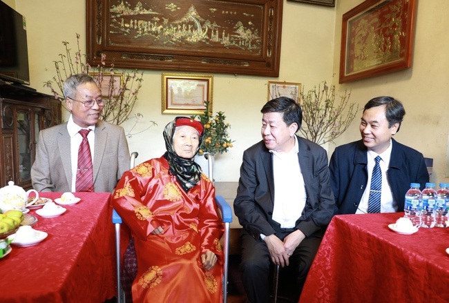 Phó Chủ tịch Thường trực UBND Thành phố Dương Đức Tuấn thăm, chúc Tết người có công xã Quảng Bị- Ảnh 2.