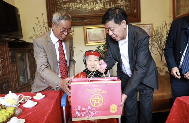 Phó Chủ tịch Thường trực UBND Thành phố Dương Đức Tuấn thăm, chúc Tết người có công xã Quảng Bị- Ảnh 3.