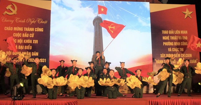 Phường Định Công: Tổ chức văn nghệ chào mừng thành công bầu cử, trao giải cuộc thi Góc đẹp và thi Vũ đạo- Ảnh 2.