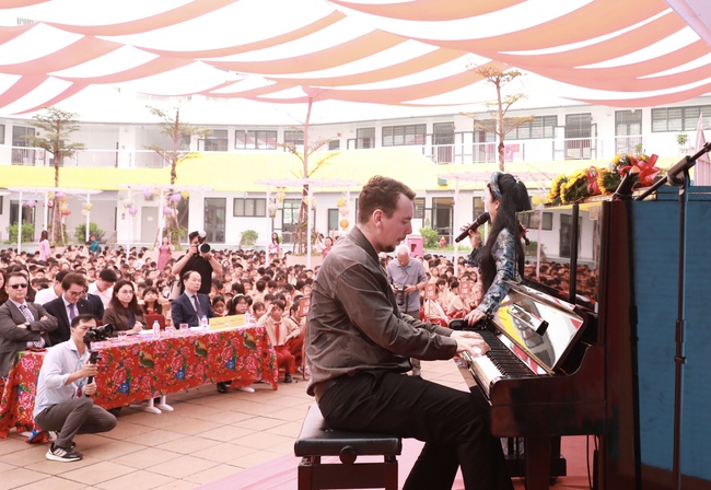Thần đồng âm nhạc Romania và họa sĩ Văn Dương Thành giao lưu với học sinh Trường Tiểu học Bùi Quốc Khái- Ảnh 1.