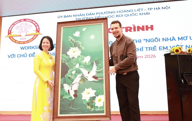 Thần đồng âm nhạc Romania và họa sĩ Văn Dương Thành giao lưu với học sinh Trường Tiểu học Bùi Quốc Khái- Ảnh 5.