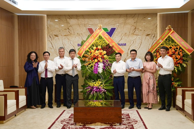Lãnh đạo thành phố Hà Nội thăm, chúc mừng Đài Truyền hình Việt Nam và Hội Nhà báo Thành phố- Ảnh 1.