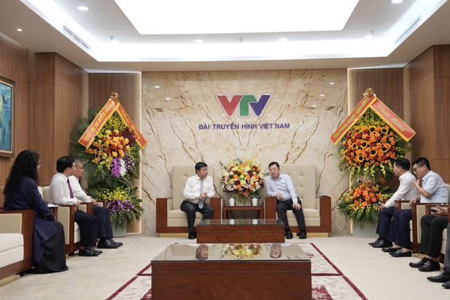 Lãnh đạo thành phố Hà Nội thăm, chúc mừng Đài Truyền hình Việt Nam và Hội Nhà báo Thành phố- Ảnh 2.
