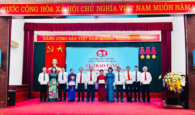 Quận ủy Long Biên trao tặng Huy hiệu Đảng đợt 7/11/2024- Ảnh 13.