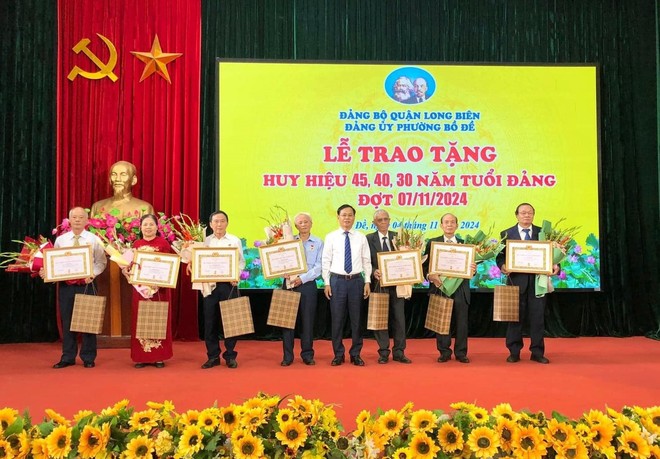 Quận ủy Long Biên trao tặng Huy hiệu Đảng đợt 7/11/2024- Ảnh 12.