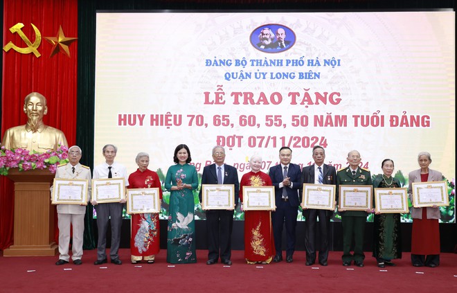 Quận ủy Long Biên trao tặng Huy hiệu Đảng đợt 7/11/2024- Ảnh 5.