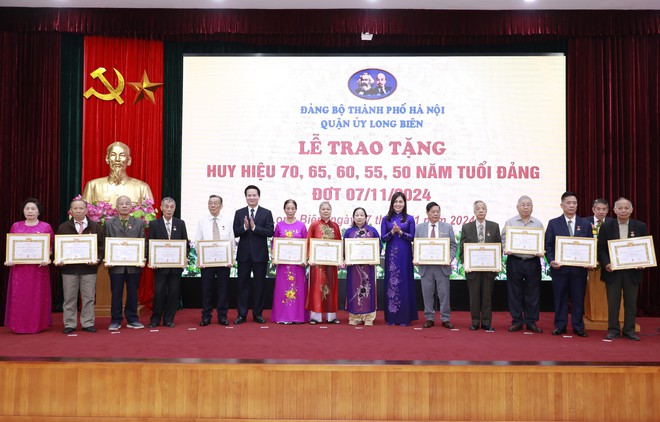 Quận ủy Long Biên trao tặng Huy hiệu Đảng đợt 7/11/2024- Ảnh 9.