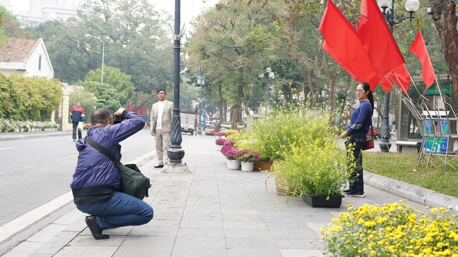 Ngắm hoa cải vàng khoe sắc cùng trợ lý ảo (AI) ngay giữa lòng Hà Nội- Ảnh 3.