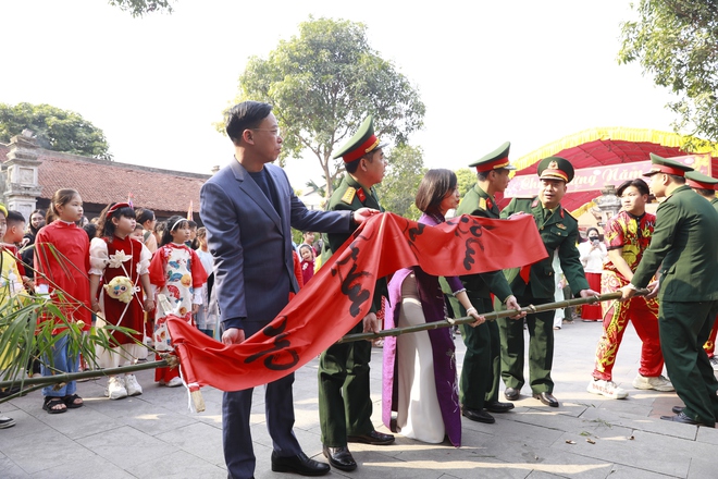 Đậm chất văn hóa truyền thống tại chương trình “Xuân chung tay kết đoàn - Tết thắm tình quân dân" quận Long Biên- Ảnh 10.