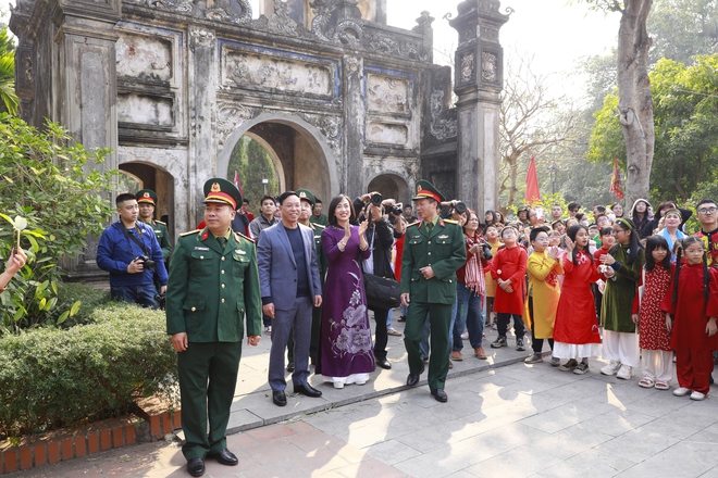 Đậm chất văn hóa truyền thống tại chương trình “Xuân chung tay kết đoàn - Tết thắm tình quân dân" quận Long Biên- Ảnh 14.