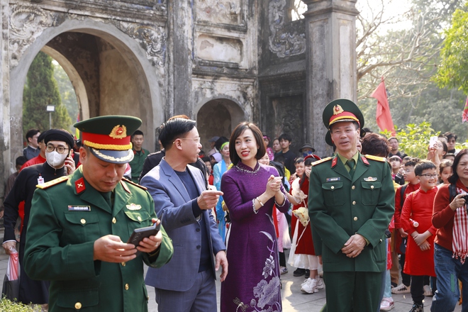 Đậm chất văn hóa truyền thống tại chương trình “Xuân chung tay kết đoàn - Tết thắm tình quân dân" quận Long Biên- Ảnh 13.