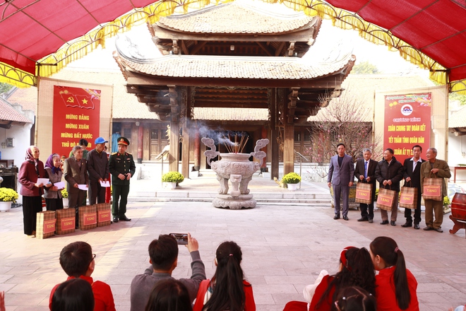 Đậm chất văn hóa truyền thống tại chương trình “Xuân chung tay kết đoàn - Tết thắm tình quân dân" quận Long Biên- Ảnh 9.