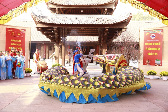 Đậm chất văn hóa truyền thống tại chương trình “Xuân chung tay kết đoàn - Tết thắm tình quân dân" quận Long Biên- Ảnh 15.