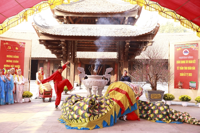 Đậm chất văn hóa truyền thống tại chương trình “Xuân chung tay kết đoàn - Tết thắm tình quân dân" quận Long Biên- Ảnh 16.
