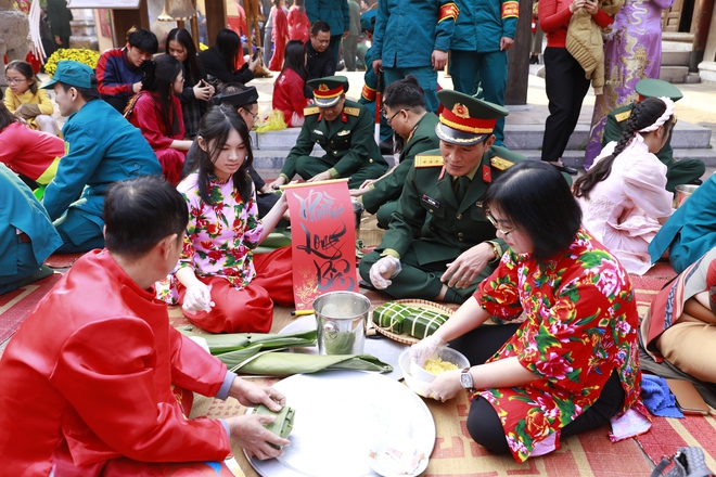 Đậm chất văn hóa truyền thống tại chương trình “Xuân chung tay kết đoàn - Tết thắm tình quân dân" quận Long Biên- Ảnh 19.