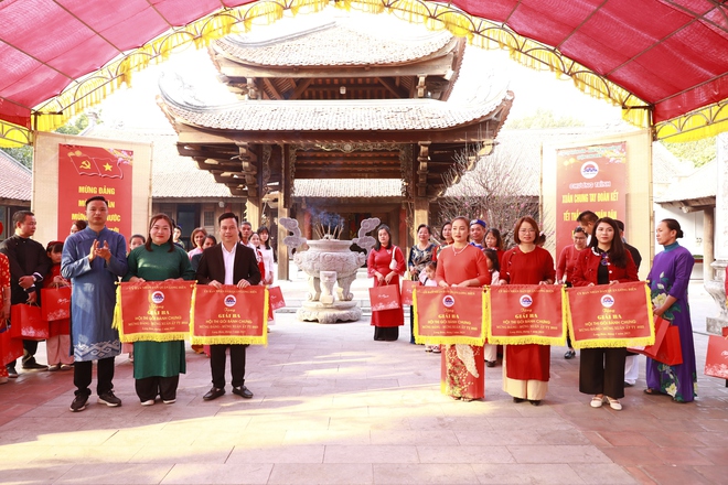 Đậm chất văn hóa truyền thống tại chương trình “Xuân chung tay kết đoàn - Tết thắm tình quân dân" quận Long Biên- Ảnh 24.