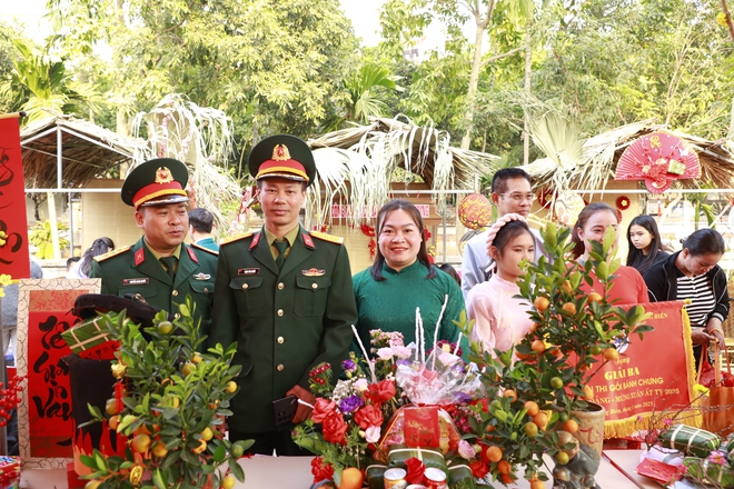 Đậm chất văn hóa truyền thống tại chương trình “Xuân chung tay kết đoàn - Tết thắm tình quân dân" quận Long Biên- Ảnh 20.
