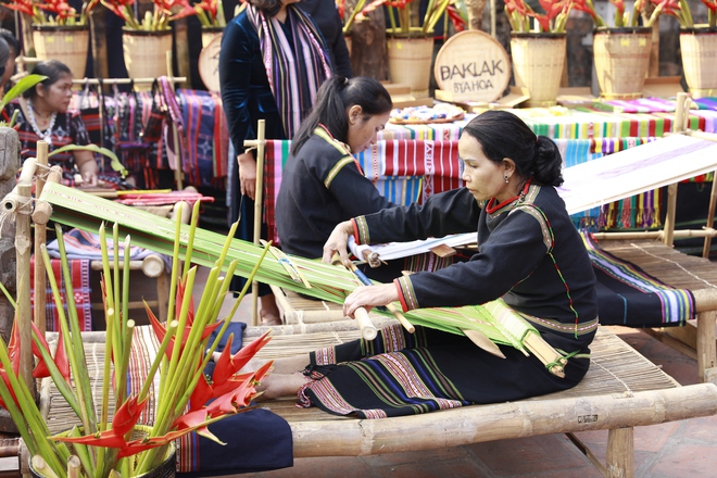 Đến Văn Miếu - Quốc Tử Giám đón "Quà tặng của nhân gian"- Ảnh 19.