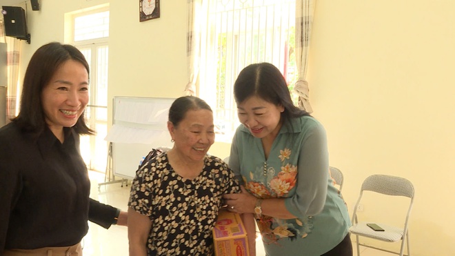 Chủ tịch Ủy ban MTTQ Việt Nam Thành phố Nguyễn Lan Hương thăm, động viên người dân bị ảnh hưởng bởi ngập úng- Ảnh 1.